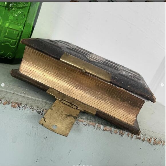 Antique Shabby CDV Photo Album Leather Cover Brass Gold Edges 20 Pages EMPTY - Picture 6 of 10